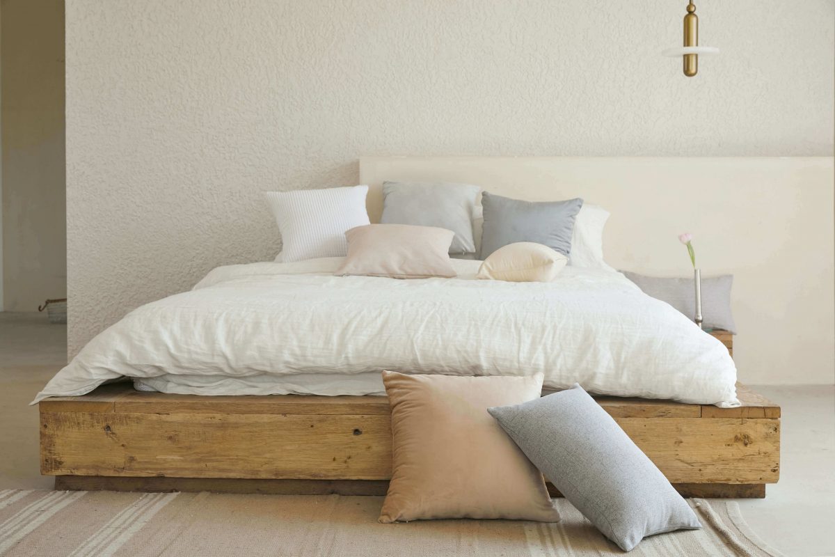 minimalist bedroom white and wood (1)